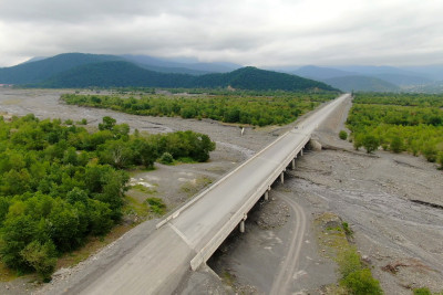 Prezident İlham Əliyev Bakı-Qəbələ avtomobil yolunun Muğanlı-İsmayıllı-Qəbələ hissəsində görülən işlərlə tanış olub