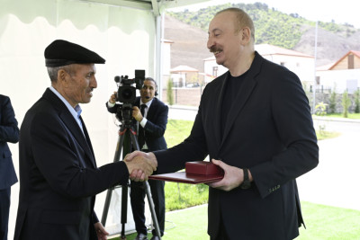 Prezident İlham Əliyev Laçının Bəylik kəndinə köçən sakinlərlə görüşüb, onlara evlərin açarlarını təqdim edib - FOTO