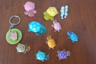 İmtahana cibində oyuncaqlarla gəldi