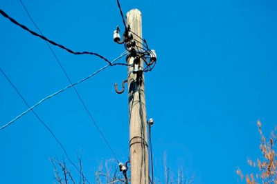 66 yaşlı kişi elektrik dirəyindən yıxılıb öldü