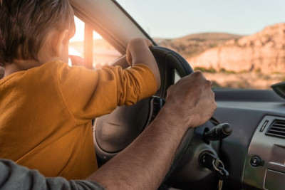 Yol polisi körpə uşaqla avtomobil idarə edən sürücülərə müraciət edib