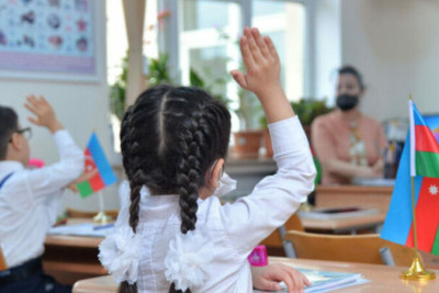 Şagirdlərin ağzını "skoç"layan müəllimlə bağlı araşdırılma aparılır