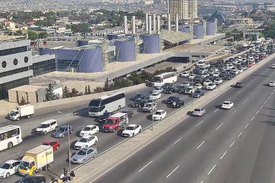 Bakının bir sıra yollarında nəqliyyatın sıxlığı yaranıb