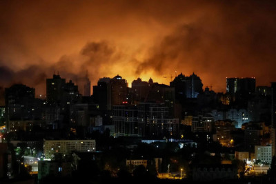 Kiyev kütləvi hava hücumuna məruz qalıb, əhali gecəni metroda keçirib