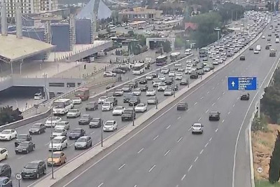 Bakının bir sıra yollarında nəqliyyatın sıxlığı yaranıb