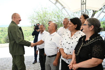 Prezident İlham Əliyev Xocalının Xanyurdu kəndində olub, kəndə köçən bir qrup sakinlə görüşüb