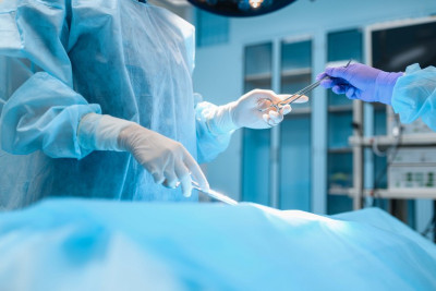 Cərrahiyyə əməliyyatı zamanı canlı yayım açan həkim barəsində araşdırma başlanılacaq - RƏSMİ