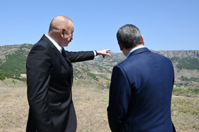 İlham Əliyev və Qurbanqulu Berdiməhəmmədov Daşaltı kəndinin fonunda şəkil çəkdiriblər