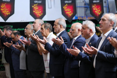 Pezeşkian İrəvandakı Göy Məsciddə namaz qılıb