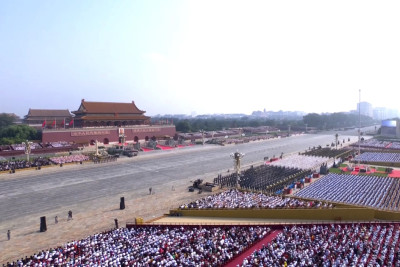 Prezident və birinci xanım Pekində Qələbənin 80-ci ildönümünə həsr olunmuş paradı izləyiblər