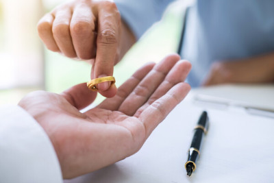 Körpəyə ad seçə bilməyən cütlük boşanır