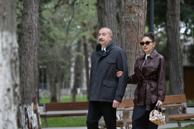 Prezident İlham Əliyev və birinci xanım Mehriban Əliyeva Bakının Nərimanov rayonunda salınan yeni parkın açılışında iştirak ediblər