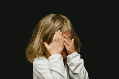 Bakıda azyaşlı qızına işgəncə verən ana 2 il 6 ay həbs cəzası aldı