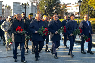 Deputatlar Türkiyədə Heydər Əliyevin abidəsini ziyarət etdilər - Fotolar