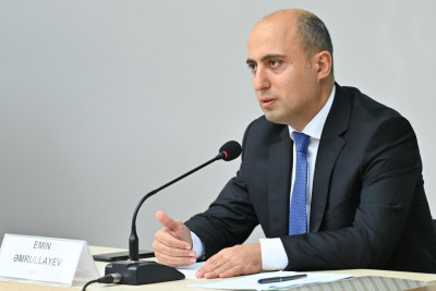 Şərhdə naziri işarələdi, o da cavab verdi - FOTO