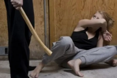 Şamaxıda qapını aça bilməyən kişi hirsini arvadından çıxdı: təzə evlənmişdilər