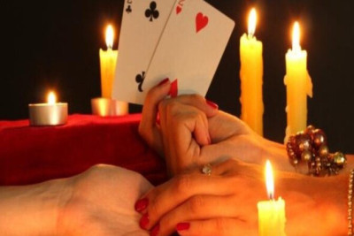 Bakıda ərindən boşanmaq istəməyən qadın falçıya 16 min manat ödəyib