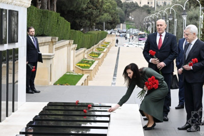 Litvanın Baş naziri Bakıda şəhidlərin xatirəsini anıb