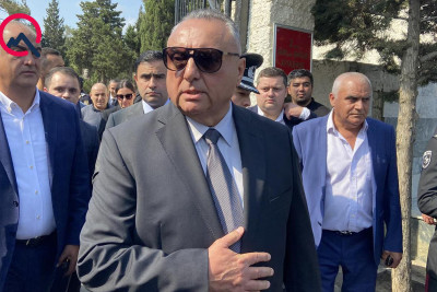 Eldar Mahmudovun oğlu üç ailənin evini dağıdır