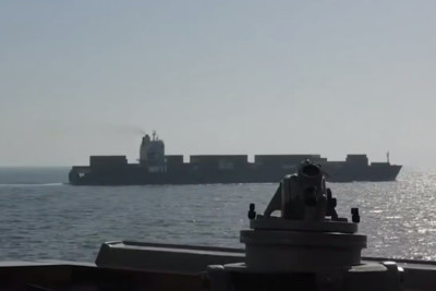 ABŞ ordusu İran gəmisini ələ keçirdi - VİDEO