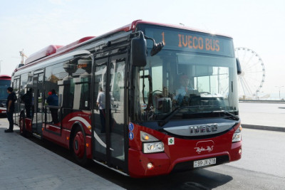 Bakıda sərnişin sıxlığını azaltmaq üçün xətlərə ƏLAVƏ AVTOBUSLAR buraxılıb