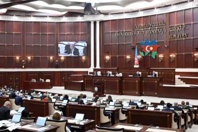 Dövlət qulluğu və media ilə bağlı qanun layihəsi ilk oxunuşda təsdiqlənib