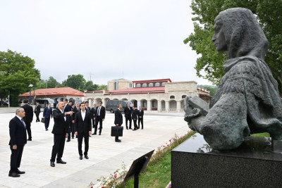Prezidentlər İlham Əliyev və Sərdar Berdiməhəmmədov Şuşada Azərbaycanın tanınmış şəxsiyyətlərinin işğal dövründə güllələnmiş büstlərinə baxıblar