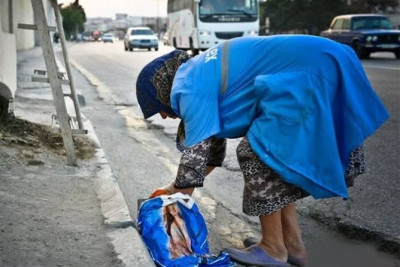 Əri süpürgəçi qadını 8 Martda ona verilən güllərə görə öldürübmüş...