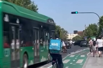 Bakıda velosiped zolaqları və avtobus dayanacaqlarının kəsişməsində təhlükə: Sərnişinlər və sürücülər risk altındadır