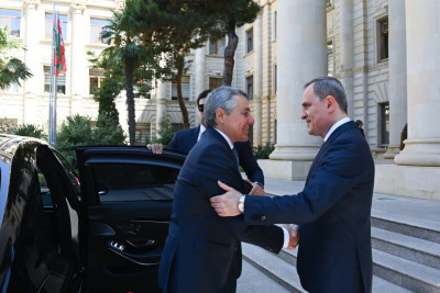 Ceyhun Bayramov İqnazio Kassisi qarşılayıb