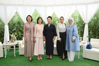 Birinci xanım Mehriban Əliyeva Bişkekdə dekorativ-tətbiqi sənət ustalarının əl işlərindən ibarət sərgi ilə tanış olub