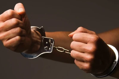 Xaricdə iş və müxtəlif vədlərlə 32 min manatdan çox dələduzluq etməkdə şübhəli bilinən şəxs saxlanılıb