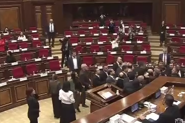 Ermənistan parlamentində kütləvi dava baş verib - VİDEO